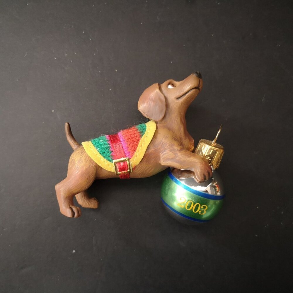 NIB Carlton Cards Happy Holiday Dachshund w/Christmas Ornament Dated 2003 - Picture 2 of 7